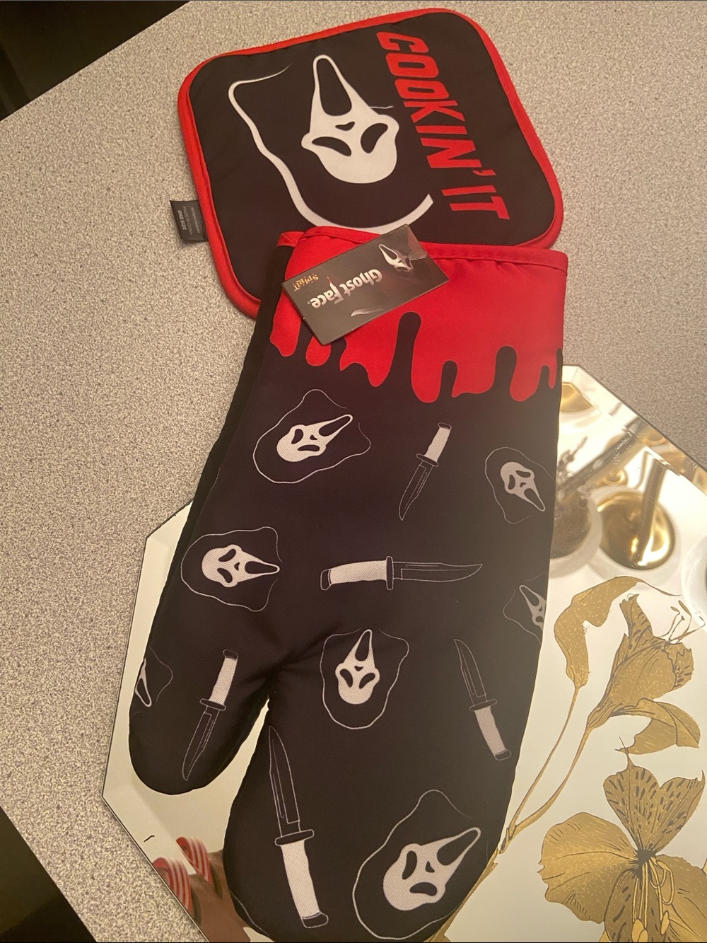 Ghostface Oven Mitt and Pot Holder Set - Black & Red